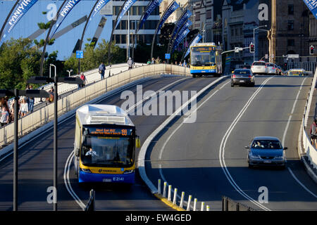 Gli autobus sul ponte Victoria, Brisbane Foto Stock