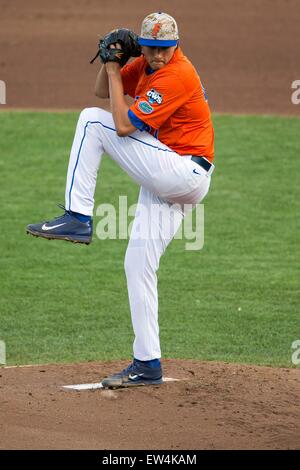 Omaha, NE, Stati Uniti d'America. 17 Giugno, 2015. Florida brocca Alex Faedo #21 in azione durante il gioco 9 del 2015 uomini del NCAA College World Series tra gli uragani di Miami e Florida Gators a TD Ameritrade Park in Omaha, NE.Oggi le presenze.Nathan Olsen/Cal Sport Media/Alamy Live News Foto Stock