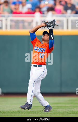 Omaha, NE, Stati Uniti d'America. 17 Giugno, 2015. Florida infielder Richie Martin #12 in azione durante il gioco 9 del 2015 uomini del NCAA College World Series tra il Miami Hurricans e Florida Gators a TD Ameritrade Park in Omaha, NE.Oggi le presenze.Nathan Olsen/Cal Sport Media/Alamy Live News Foto Stock