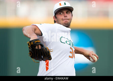 Omaha, NE, Stati Uniti d'America. 17 Giugno, 2015. Miami brocca Andrew Suarez #30 in azione durante il gioco 9 del 2015 uomini del NCAA College World Series tra il Miami Hurricans e Florida Gators a TD Ameritrade Park in Omaha, NE.Oggi le presenze.Nathan Olsen/Cal Sport Media/Alamy Live News Foto Stock