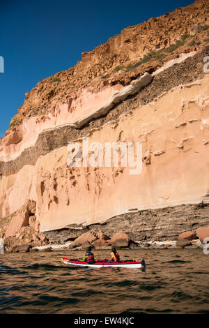 Messico, Baja, Lapaz, Espiritu Santo. I turisti in kayak. Foto Stock