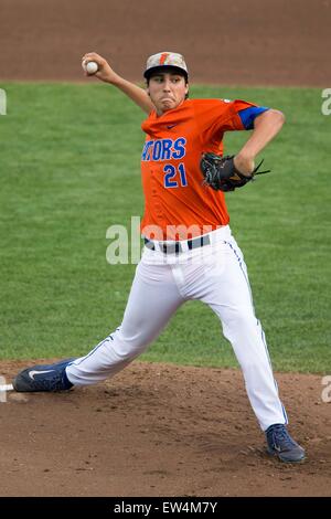 Omaha, NE, Stati Uniti d'America. 17 Giugno, 2015. Florida brocca Alex Faedo #21 in azione durante il gioco 9 del 2015 uomini del NCAA College World Series tra gli uragani di Miami e Florida Gators a TD Ameritrade Park in Omaha, NE.Oggi le presenze.Nathan Olsen/Cal Sport Media/Alamy Live News Foto Stock