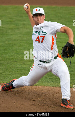 Omaha, NE, Stati Uniti d'America. 17 Giugno, 2015. Miami Enrique Sosa #47 in azione durante il gioco 9 del 2015 uomini del NCAA College World Series tra il Miami Hurricans e Florida Gators a TD Ameritrade Park in Omaha, NE.Nathan Olsen/Cal Sport Media/Alamy Live News Foto Stock