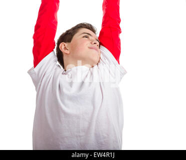 Ragazzo caucasico è lo stiramento solleva le braccia e le mani e guardando in alto Foto Stock