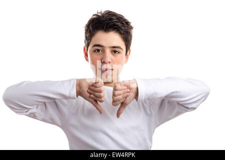 Teen caucasici con acne pelle in un bianco maniche lunghe t-shirt rendendo antipatia per firmare con entrambe le mani Foto Stock