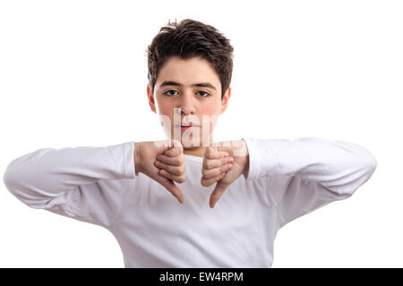 Teen caucasici con acne pelle in un bianco maniche lunghe t-shirt rendendo antipatia per firmare con entrambe le mani Foto Stock