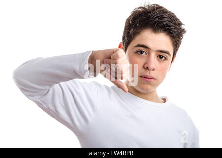 Teen caucasici con acne pelle in un bianco maniche lunghe t-shirt rendendo antipatia segno con la mano destra Foto Stock