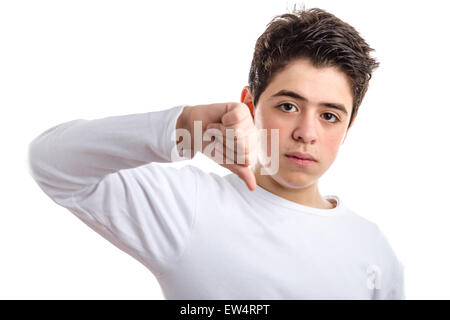 Teen caucasici con acne pelle in un bianco maniche lunghe t-shirt rendendo antipatia segno con la mano destra Foto Stock