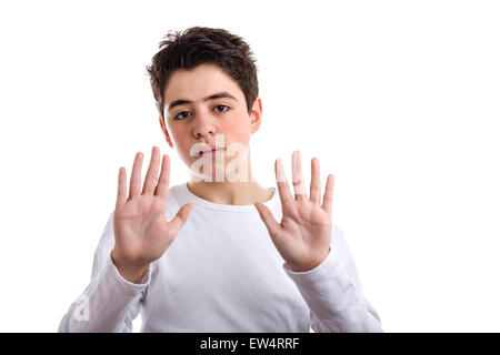 Teen caucasici con acne pelle in un bianco maniche lunghe t-shirt utilizza verso il basso dei gesti con le mani che mostra le palme con entrambe le mani i polsi di esporre il significato che egli racconta la verità e lui dovrebbe essere considerato attendibile Foto Stock