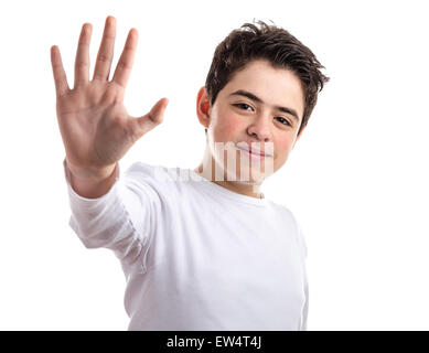 Teen ispanica con acne pelle in un bianco maniche lunghe t-shirt sorrisi rendendo alta cinque gesto con la mano destra Foto Stock