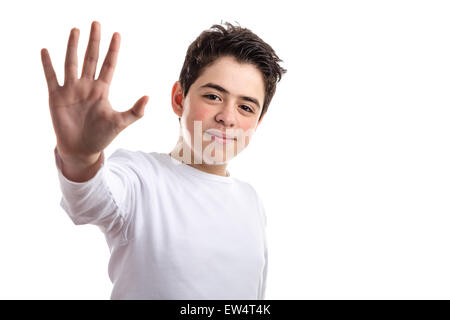 Teen ispanica con acne pelle in un bianco maniche lunghe t-shirt sorrisi rendendo alta cinque gesto con la mano destra Foto Stock