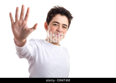 Teen ispanica con acne pelle in un bianco maniche lunghe t-shirt sorrisi rendendo alta cinque gesto con la mano destra Foto Stock