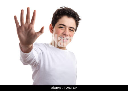 Teen ispanica con acne pelle in un bianco maniche lunghe t-shirt sorrisi rendendo alta cinque gesto con la mano destra Foto Stock