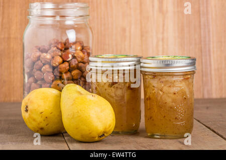 Nocciola e pera conservare in vasetti di vetro con pere e nocciole Foto Stock