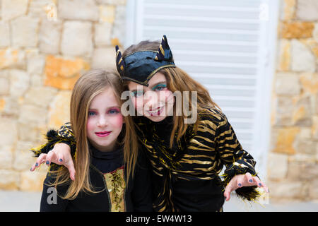 Halloween kid sister ragazze costume spaventando gesto in outdoor Foto Stock
