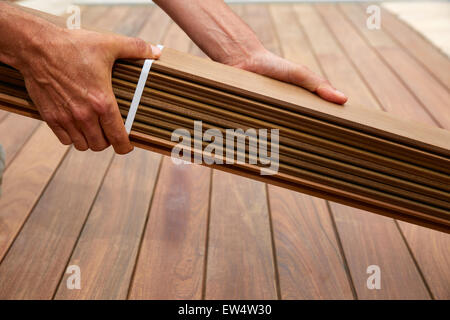 Ipe decking installazione con carpenter mani tropical doghe in legno Foto Stock