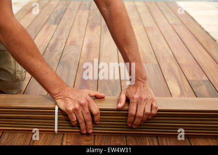 Ipe decking installazione con carpenter mani tropical doghe in legno Foto Stock