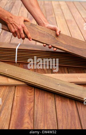 Ipe decking installazione con carpenter mani tropical doghe in legno Foto Stock