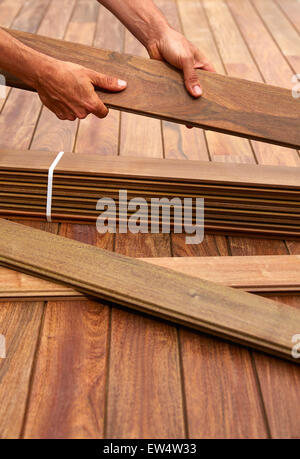 Ipe decking installazione con carpenter mani tropical doghe in legno Foto Stock