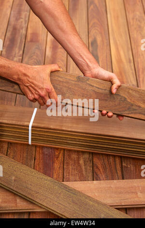 Ipe decking installazione con carpenter mani tropical doghe in legno Foto Stock