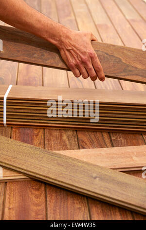 Ipe decking installazione con carpenter mani tropical doghe in legno Foto Stock