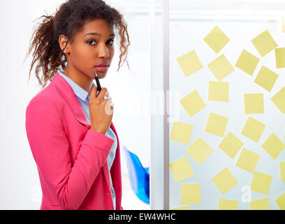 Etnica africana executive con gli adesivi in ufficio business giovane donna Foto Stock