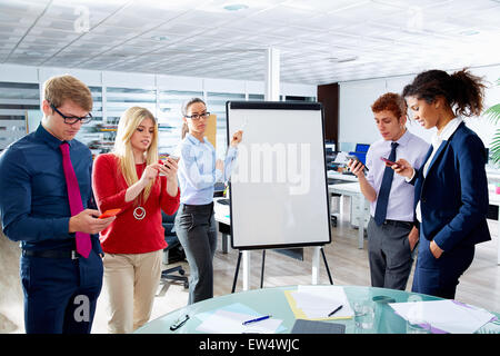 Donna Executive presentazione con distratti persone giocare con gli smartphone Foto Stock