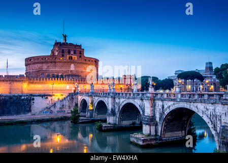 Castel sant'angelo sulle rive del fiume Tevere a Roma. Costruita dall'imperatore Adriano come suo mausoleo Foto Stock