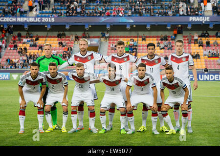 Praga, Repubblica Ceca. 17 Giugno, 2015. Team di Germania pone prima dell'Euro U21 campionato di calcio gruppo un match Germania vs Serbia a Praga, Repubblica ceca, 17 giugno 2015. Fila anteriore sinistra a destra: Kevin Volland, Julian Korb, Max Meyer, Amin Younes, Christian Gunter e Moritz Leitner, seconda fila da sinistra a destra: il portiere Marc-andré ter Stegen, Philipp Hofmann, Robin Knoche, Emre può e Matthias Ginter. © Vit Simanek/CTK foto/Alamy Live News Foto Stock