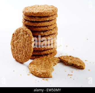 Digestive biscotti di avena in una pila su sfondo bianco Foto Stock