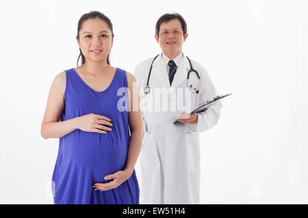 Donna incinta e sorridente medico presso la fotocamera insieme, Foto Stock