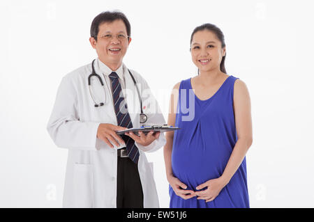 Donna incinta e sorridente medico presso la fotocamera insieme, Foto Stock