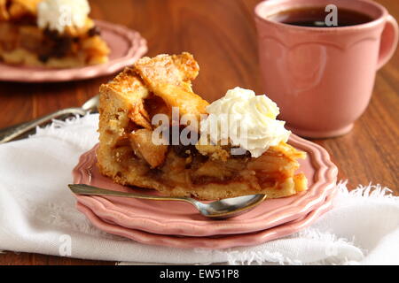Fetta di olandese fatti in casa torta di mele con panna montata Foto Stock