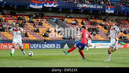 Praga, Repubblica Ceca. 17 Giugno, 2015. Filip Djuricic (C) Serbia punteggi obiettivo di apertura contro la Repubblica federale di Germania Christian Guenter (L) e Matthias Ginter durante UEFA sotto-21 Campionati Europei 2015 Gruppo di una partita di calcio tra la Germania e la Serbia a Foto Stock