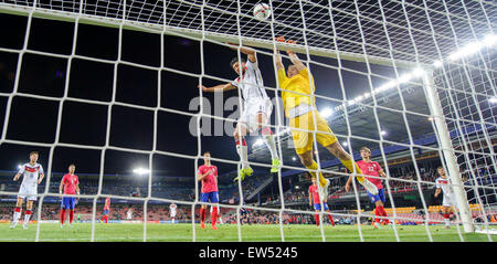 Praga, Repubblica Ceca. 17 Giugno, 2015. La Germania Emre può (L) e il portiere Marko Dmitrovic della Serbia si contendono la palla durante la UEFA sotto-21 Campionati Europei 2015 Gruppo di una partita di calcio tra la Germania e la Serbia a Letna Stadium di Praga, Czec Foto Stock
