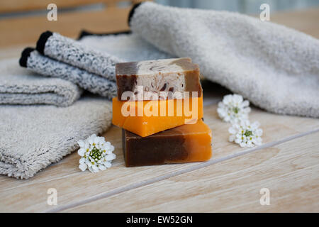 Pezzi di sapone con fiori, asciugamani di spugna Foto Stock