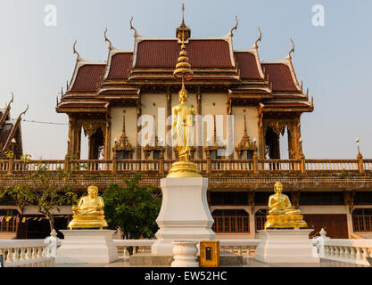 Golden Statue di Buddha nella parte anteriore del Wat Baan Rai, Wittayakom viharn, Dhamma Park, Korat, Nakhon Ratchasima Provincia, Isaan, Isan Foto Stock