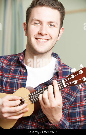 Ritratto di uomo giocando Ukulele Foto Stock