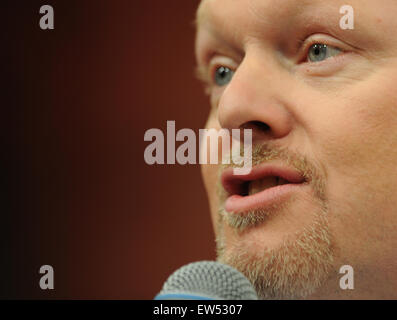 FILE - un file immagine datata 19 settembre 2014 mostra l'host Stefan Raab parlando del decimo Bundesvision Song Contest in occasione di una conferenza stampa a Goettingen, Germania. Foto: Swen Pfoertner/dpa Foto Stock