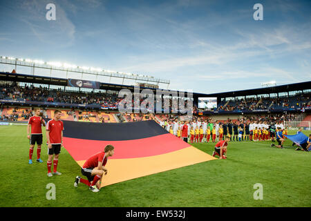 Cerimonia di apertura prima di gabbie vuote durante la UEFA sotto-21 Campionati Europei 2015 Gruppo di una partita di calcio tra la Germania e la Serbia a Letna Stadium di Praga Repubblica Ceca, 17 giugno 2015. Foto: Thomas Eisenhuth/dpa Foto Stock