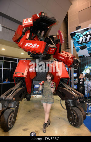 Tokyo, Giappone. Il 18 giugno, 2015. I modelli presentano un giocattolo gigante durante il Tokyo Toy Show 2015 a Tokyo in Giappone, 18 giugno 2015. Credito: Ma Ping/Xinhua/Alamy Live News Foto Stock