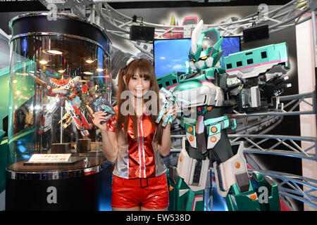 Tokyo, Giappone. Il 18 giugno, 2015. Un modello presenta giocattoli durante il Tokyo Toy Show 2015 a Tokyo in Giappone, 18 giugno 2015. Credito: Ma Ping/Xinhua/Alamy Live News Foto Stock