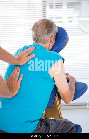 Uomo con massaggio alla schiena Foto Stock