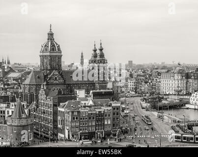 Edifici storici con la famosa cattedrale di San Nicolaaschurch nel centro di Amsterdam. Foto Stock