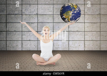Immagine composita della tonica giovane donna seduta con le braccia aperte Foto Stock