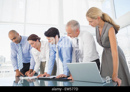 Il team di Business durante la riunione Foto Stock