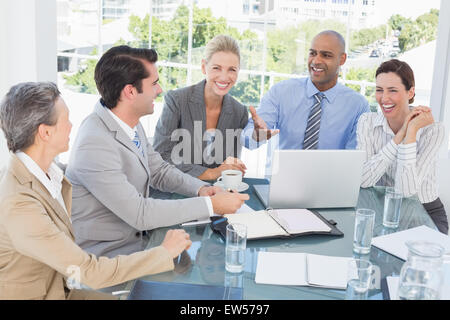 Happy business team avente una riunione Foto Stock