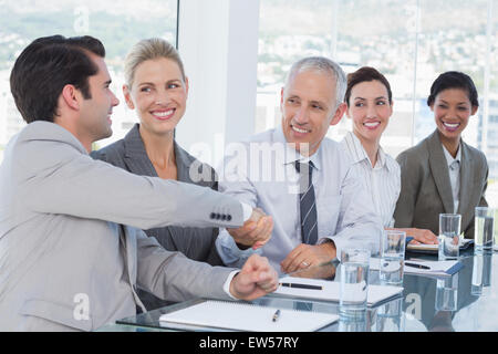 Imprenditori agitando le loro mani durante una conferenza Foto Stock