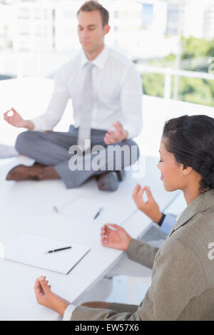 Il team di Business rilassante gli occhi chiusi Foto Stock