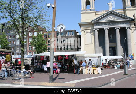 Mosè e Aronne chiesa (Mozes en Aäronkerk) a Waterlooplein, Amsterdam, Paesi Bassi, mercato in corso Foto Stock